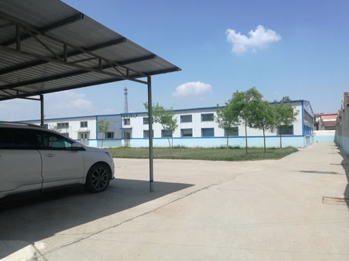 德州健之源地處魯西北平原，毗鄰黃河故道森林公園，生產(chǎn)條件環(huán)境優(yōu)越，擁有現(xiàn)代化的廠房，標(biāo)準(zhǔn)化的生產(chǎn)車間，公司擁有三證：SC食品生產(chǎn)許可證、GMP證、食品出口生產(chǎn)企業(yè)證書，生產(chǎn)過程中采用ISO22000管理體系進行科學(xué)管理，并擁有近十年的生產(chǎn)加工經(jīng)驗，產(chǎn)品口感、湯色、功效等各項指標(biāo)均能達到客戶滿意，生產(chǎn)采用全自動帶線帶牌袋泡茶包裝機生產(chǎn)線，有全套的粉碎和超微粉碎、分篩、烘干、滅菌、制粒、制袋等設(shè)備，科學(xué)的生產(chǎn)工藝和嚴格規(guī)范的滅菌殺毒技術(shù)。