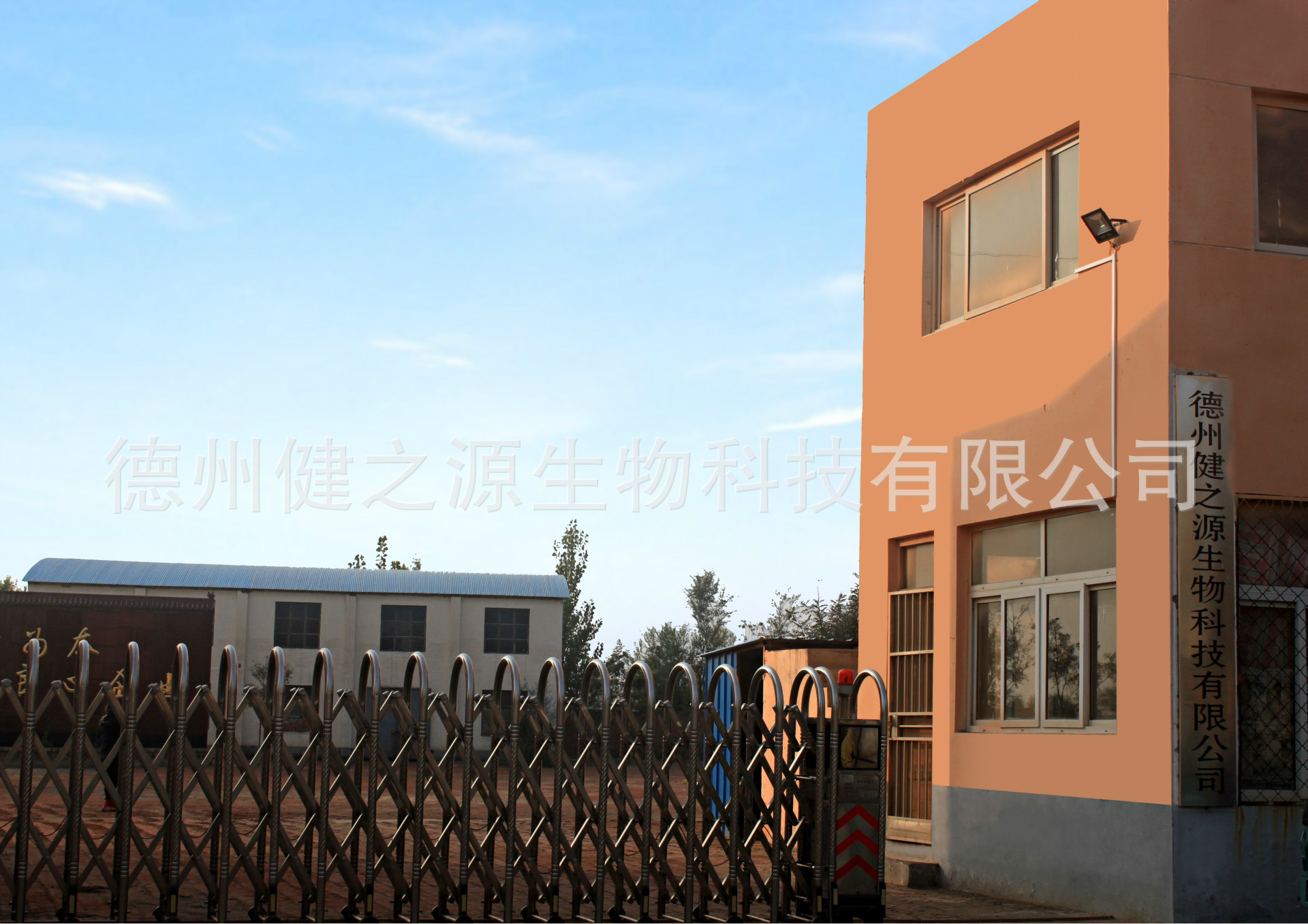 德州健之源生物科技有限公司是一家專業(yè)生產(chǎn)營(yíng)養(yǎng)素補(bǔ)充劑、SC營(yíng)養(yǎng)食品公司，業(yè)務(wù)范圍包括固體飲料、壓片糖果、代用茶、沖劑以及各種膳食養(yǎng)生健康食品的生產(chǎn)代工、OEM、 ODM等。公司占地五十余畝，廠區(qū)建筑面積4000余m2，內(nèi)設(shè)生產(chǎn)車間、質(zhì)量控制室、產(chǎn)品檢測(cè)中心、陰涼倉(cāng)庫(kù)、辦公用房及輔助用房。生產(chǎn)車間總面積1000余m2，其中保健食品GMP 凈化車間600m2，裸藻片代加工 裸藻復(fù)合壓片糖果OEM  食品片劑貼牌委托生產(chǎn)廠家 一般生產(chǎn)區(qū)400m2；倉(cāng)儲(chǔ)總面積（原輔料倉(cāng)庫(kù)、成品倉(cāng)庫(kù)、包材倉(cāng)庫(kù)等）2500m2，物料分區(qū)分庫(kù)存放；檢測(cè)分析室（包括理化分析室、微生物檢驗(yàn)室、留樣觀察室等）總面積300m2。辦公用房200m2。流水生產(chǎn)線承接粉劑，片劑，袋泡茶，顆粒劑 等劑型的成品、半成品代加工。  公司成立專項(xiàng)實(shí)驗(yàn)室，引進(jìn)山東中醫(yī)藥大學(xué)的醫(yī)藥技術(shù)部部長(zhǎng)等相關(guān)專業(yè)人員組建科研團(tuán)隊(duì)，在分子生物學(xué)、微 生物發(fā)酵、藥食同源、新資源食品研究等方面實(shí)行研產(chǎn)一體化，針對(duì)不同方向的營(yíng)養(yǎng)課題進(jìn)行探討研究，并將科研成果轉(zhuǎn)化為生產(chǎn)力，為產(chǎn)業(yè)化生產(chǎn)提供技術(shù)支撐。